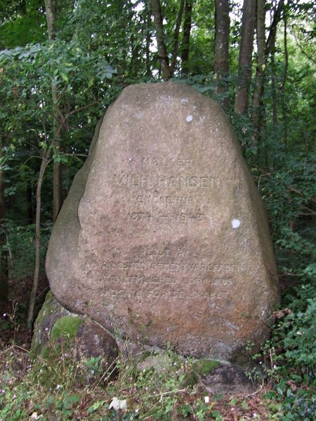 Fil:Mindesten-Vilhem-Hansen.jpg