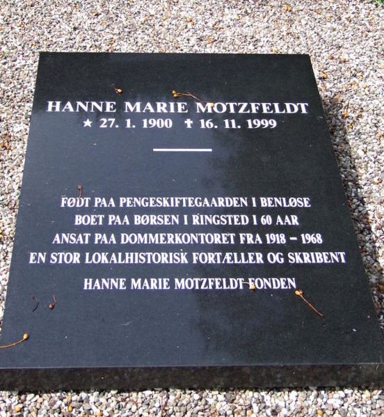 Fil:Mindesten-for-Hanne-Marie-Motzfeldt.jpg
