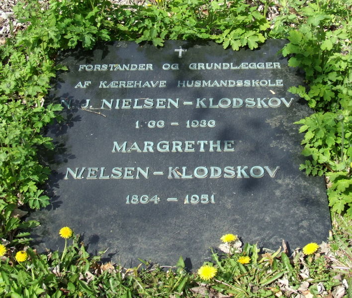 Fil:Nielsen-Klodskov-Gravsten(2).jpg