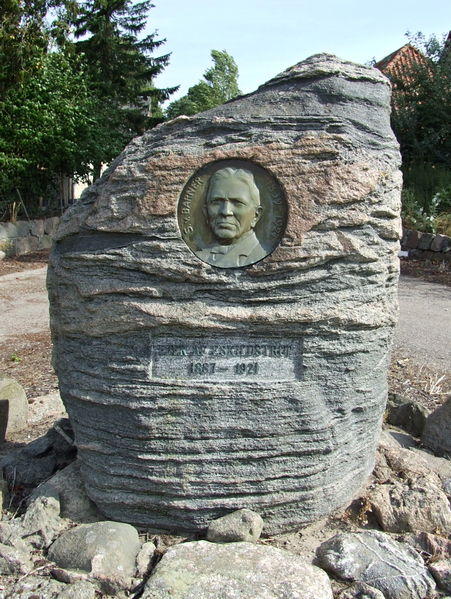Fil:Mindesten-Hans-Sophus-Barner.jpg