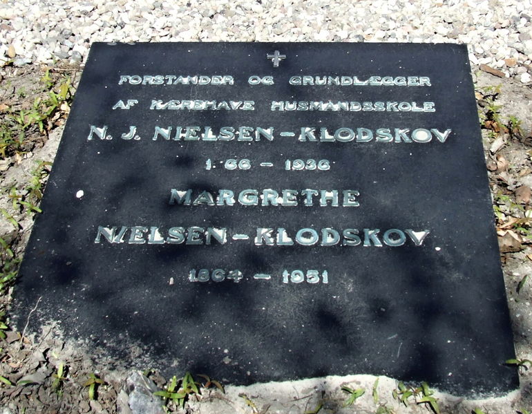 Fil:Gravsten - N.J. Nielsen-Klodskov.jpg